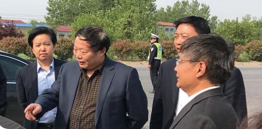  新乡市市长王登喜在生命果有机种植基地视察指导